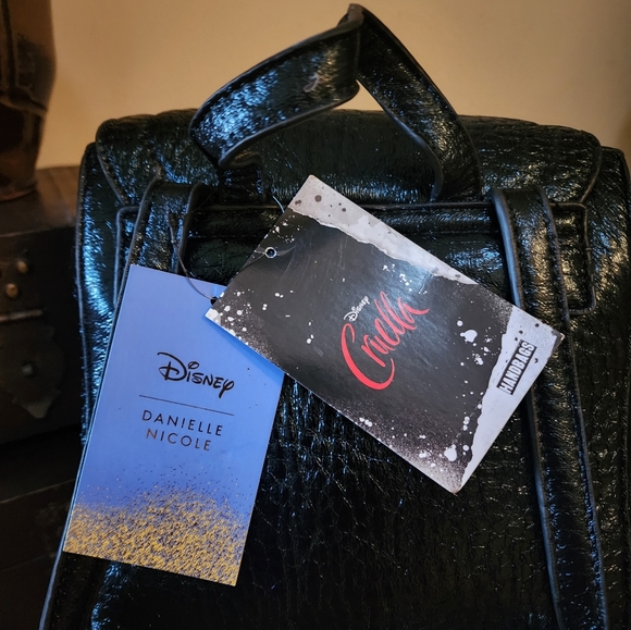 Danielle Nicole Disney Cruella Backpack 🎒 NWT - Picture 16 of 16